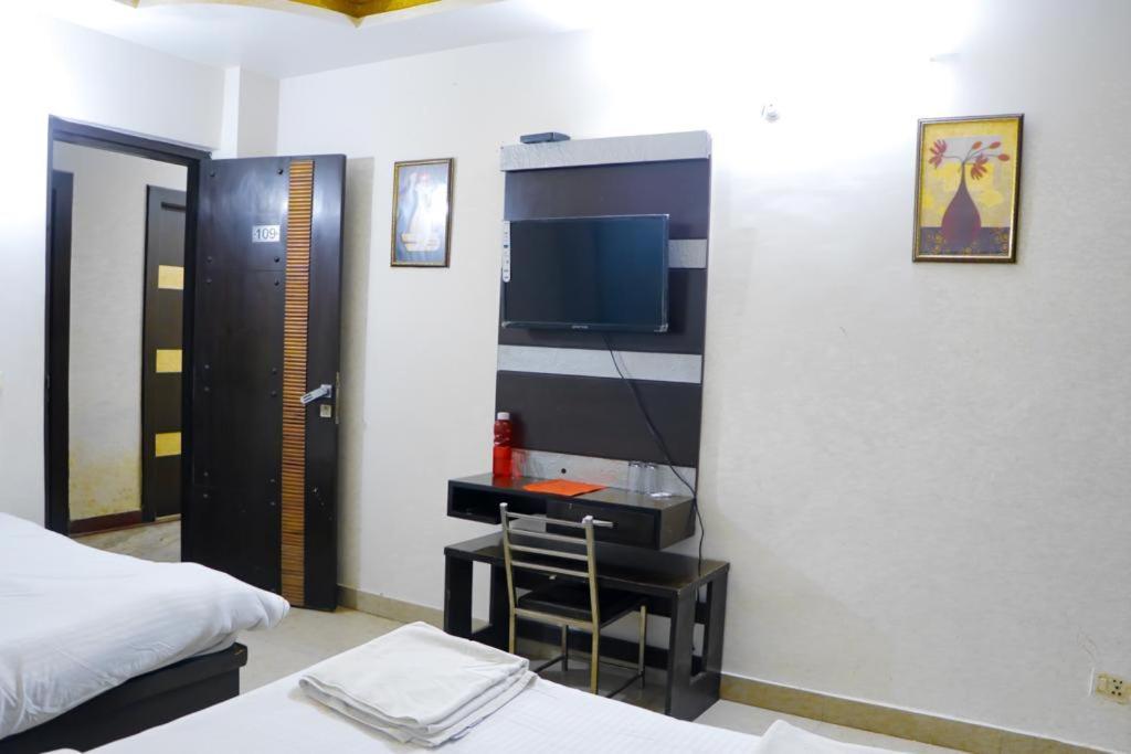 Premium Boston Rooms Family Hotel Agra  Ngoại thất bức ảnh
