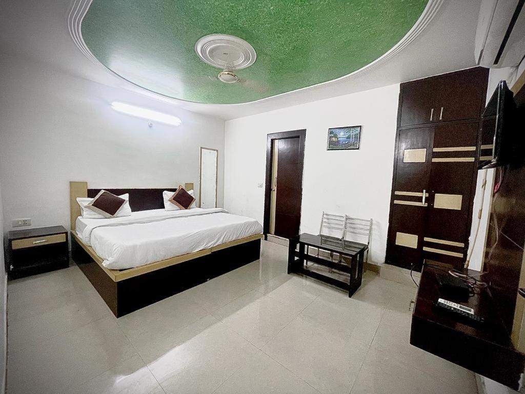 Premium Boston Rooms Family Hotel Agra  Ngoại thất bức ảnh