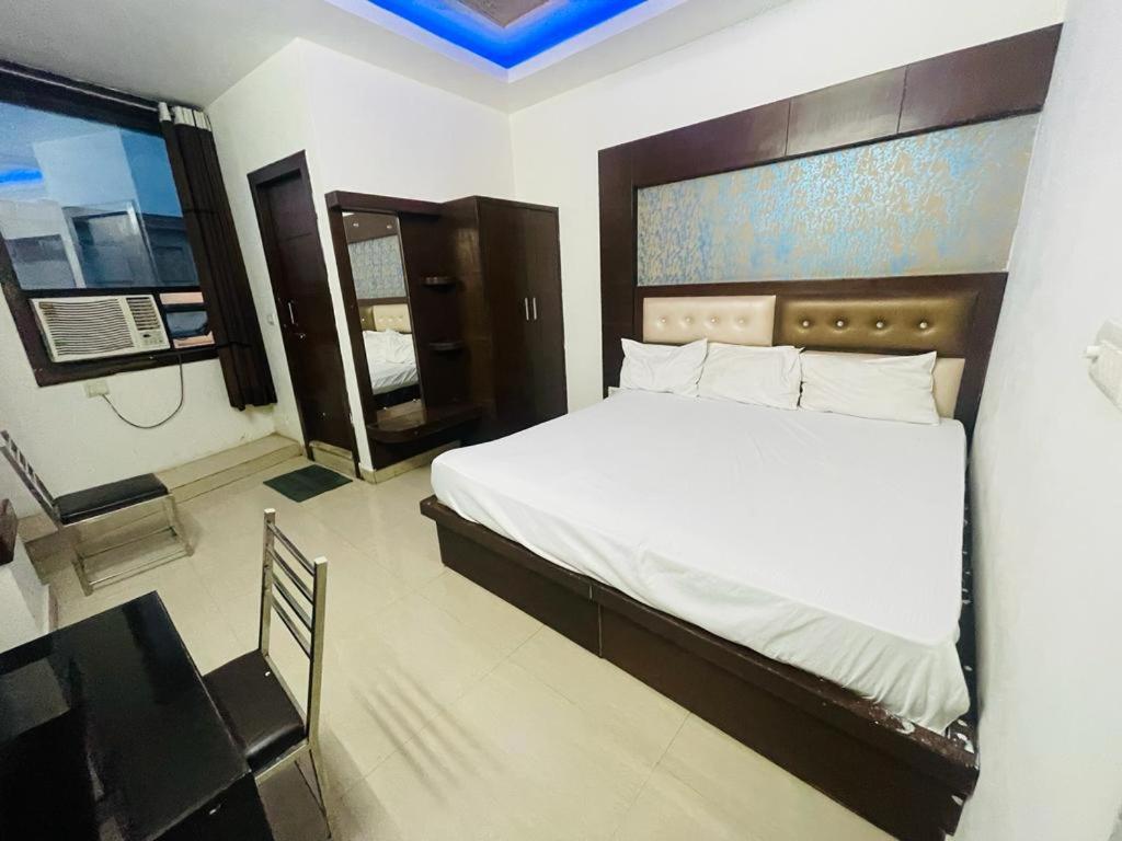 Premium Boston Rooms Family Hotel Agra  Ngoại thất bức ảnh