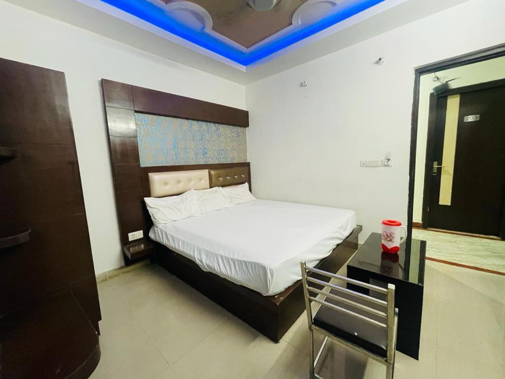 Premium Boston Rooms Family Hotel Agra  Ngoại thất bức ảnh